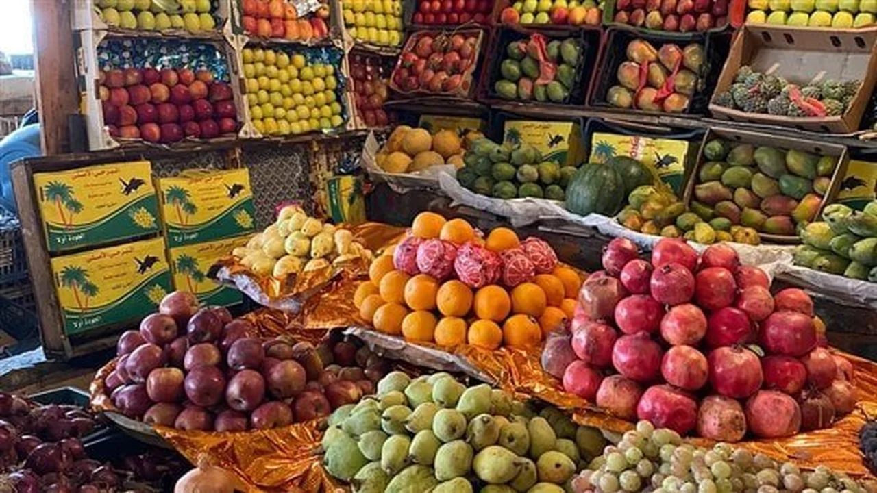 تغير مفاجئ في أسعار الفاكهة بسبب زيادة الطلب على أصناف رمضان وسوق الموز يترقب موقفه مؤقتًا.